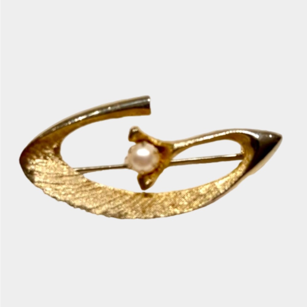 Vintage Gold Tone Brooch with Pearl